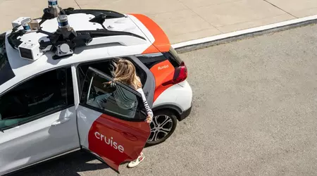Cruise e Waymo hanno definito gli esseri umani cattivi guidatori e hanno sollecitato un'adozione più rapida dei taxi robot.