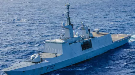 La fregata francese Courbet resiste all'esplosione ravvicinata di una mina navale durante le esercitazioni