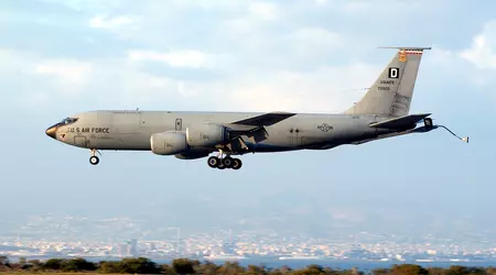 Trolling di livello 80: Aereo militare USA "disegna" un pene nel cielo sopra una base aerea russa