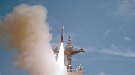Il cacciatorpediniere statunitense USS Carney ha usato gli intercettori SM-2 per distruggere tre missili e otto droni vicino allo Yemen