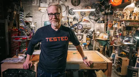 La star di MythBusters Adam Savage ha provato le cuffie AirPods Pro 2 come apparecchio acustico e ne è rimasto soddisfatto (video)