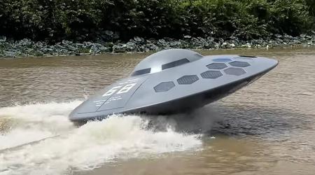 YouTuber crea un jet boat a forma di UFO e ottiene oltre 10 milioni di visualizzazioni (video)
