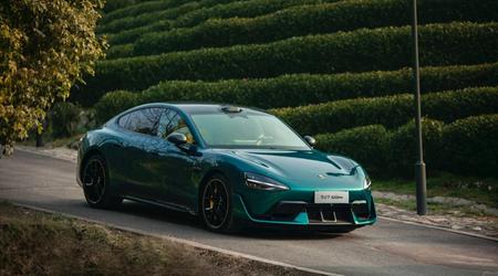 Uno smeraldo tra le auto elettriche: Xiaomi ha presentato la berlina SU7 Ultra in un lussuoso colore verde