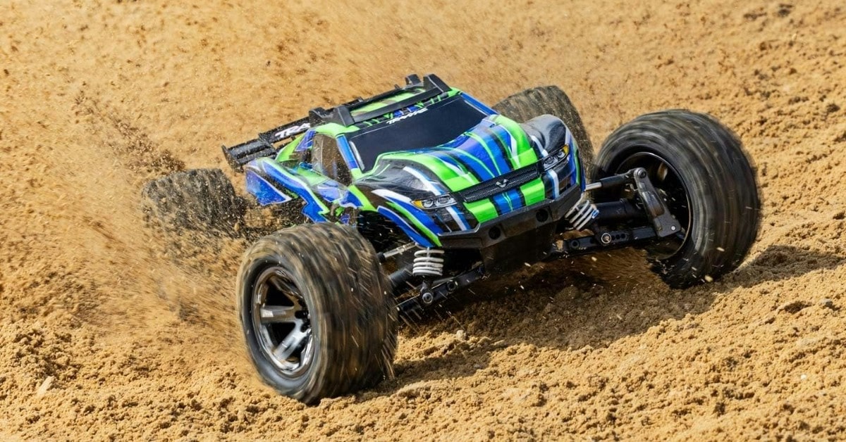 Auto RC Traxxas Rustler in scala 1:10