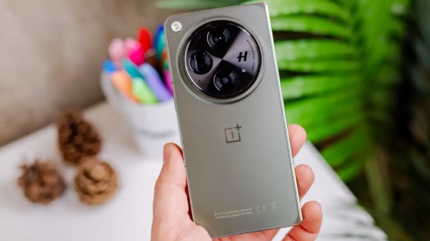 OnePlus Open smartphone pieghevole