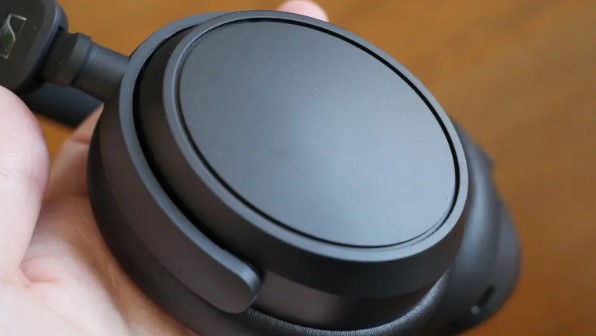 Cuffie wireless over-ear Sennheiser Accentum Plus per la musica