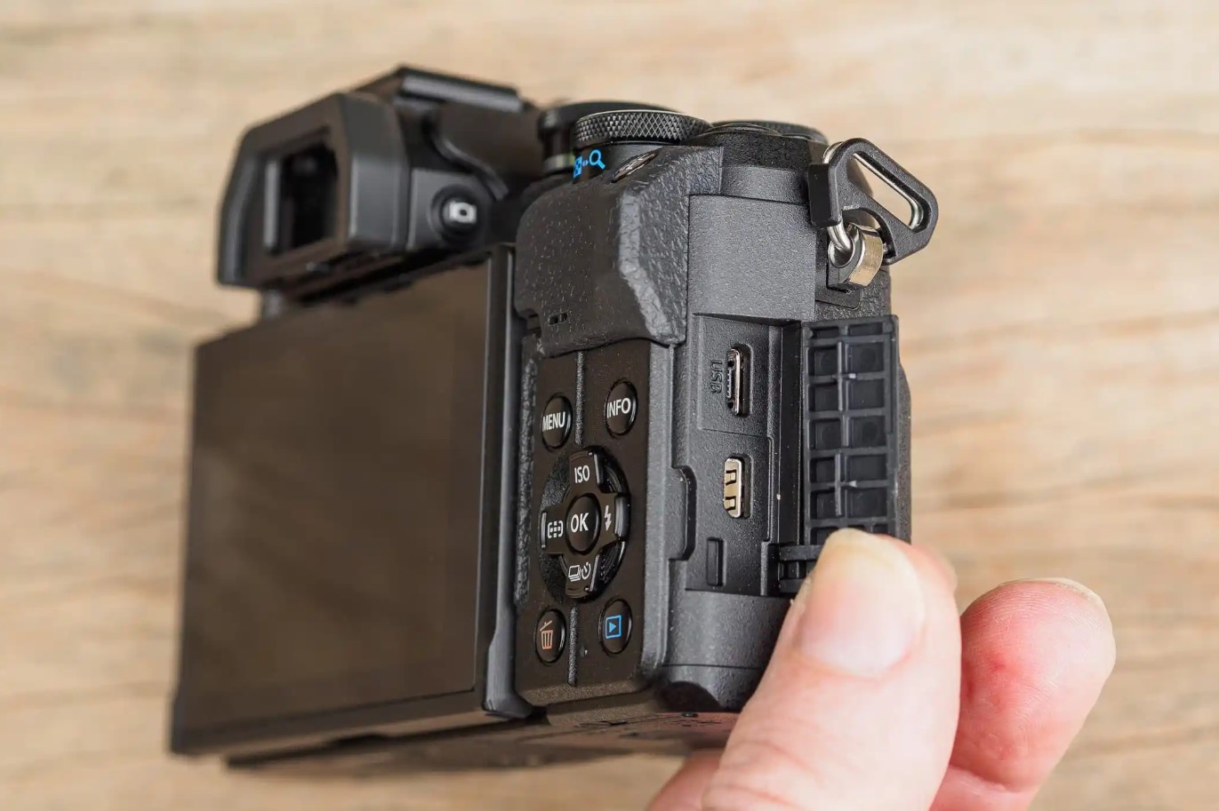 OM SYSTEM OM-D E-M10 Mark IV: una fotocamera reflex digitale economica