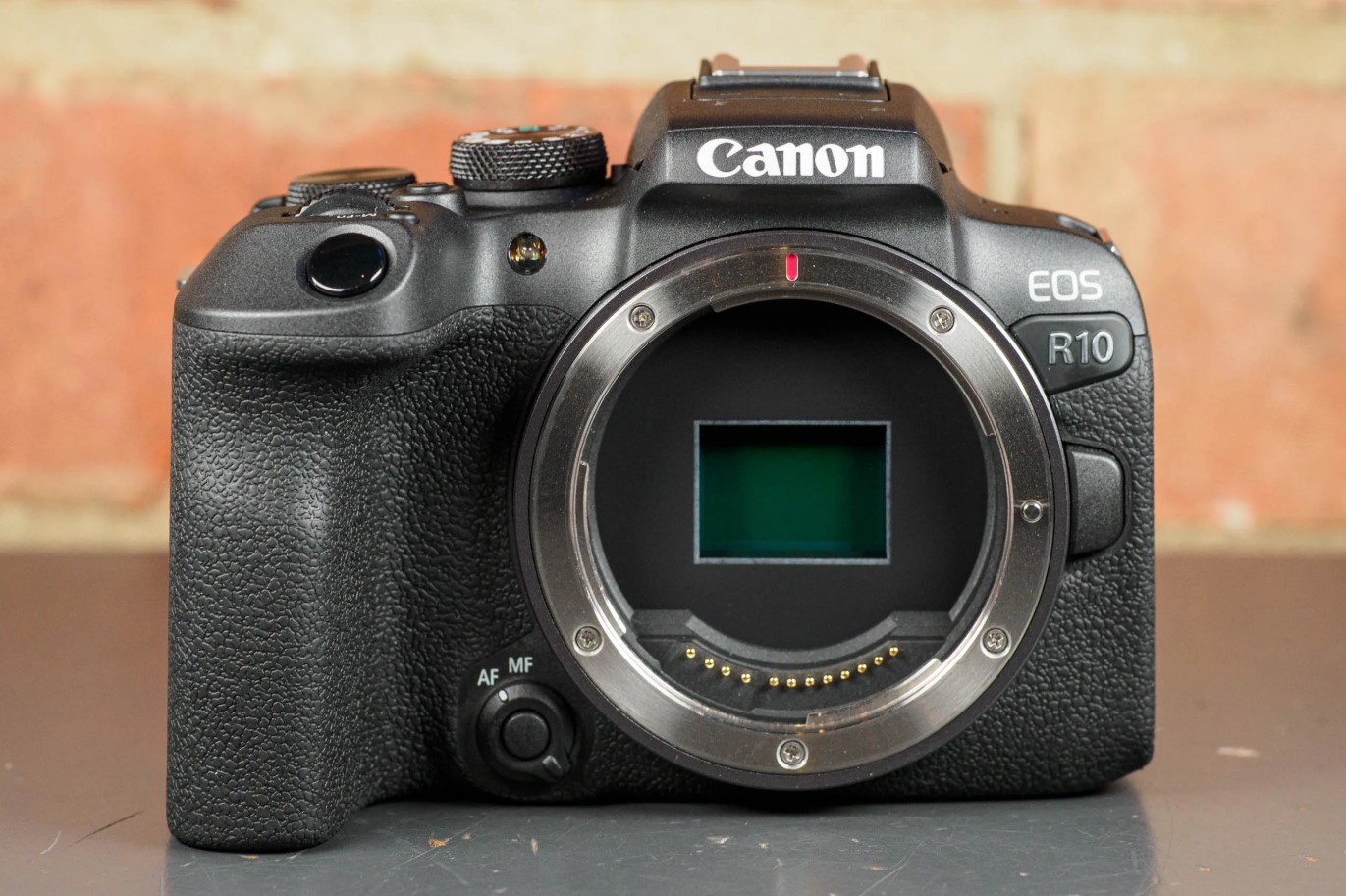 Canon EOS R10: una fotocamera reflex digitale economica