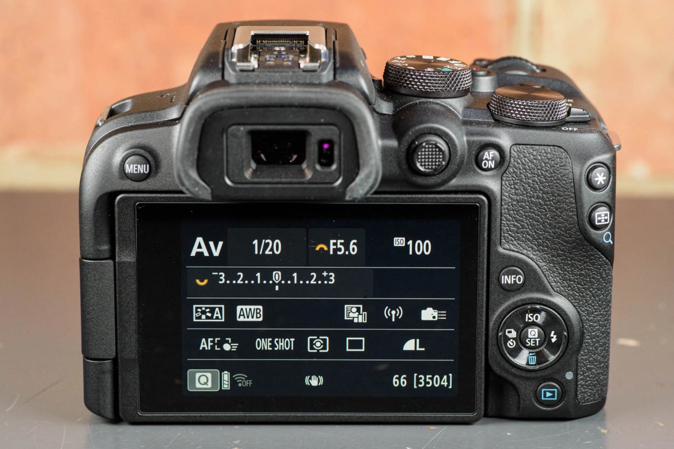 Canon EOS R10 fotocamera professionale economica