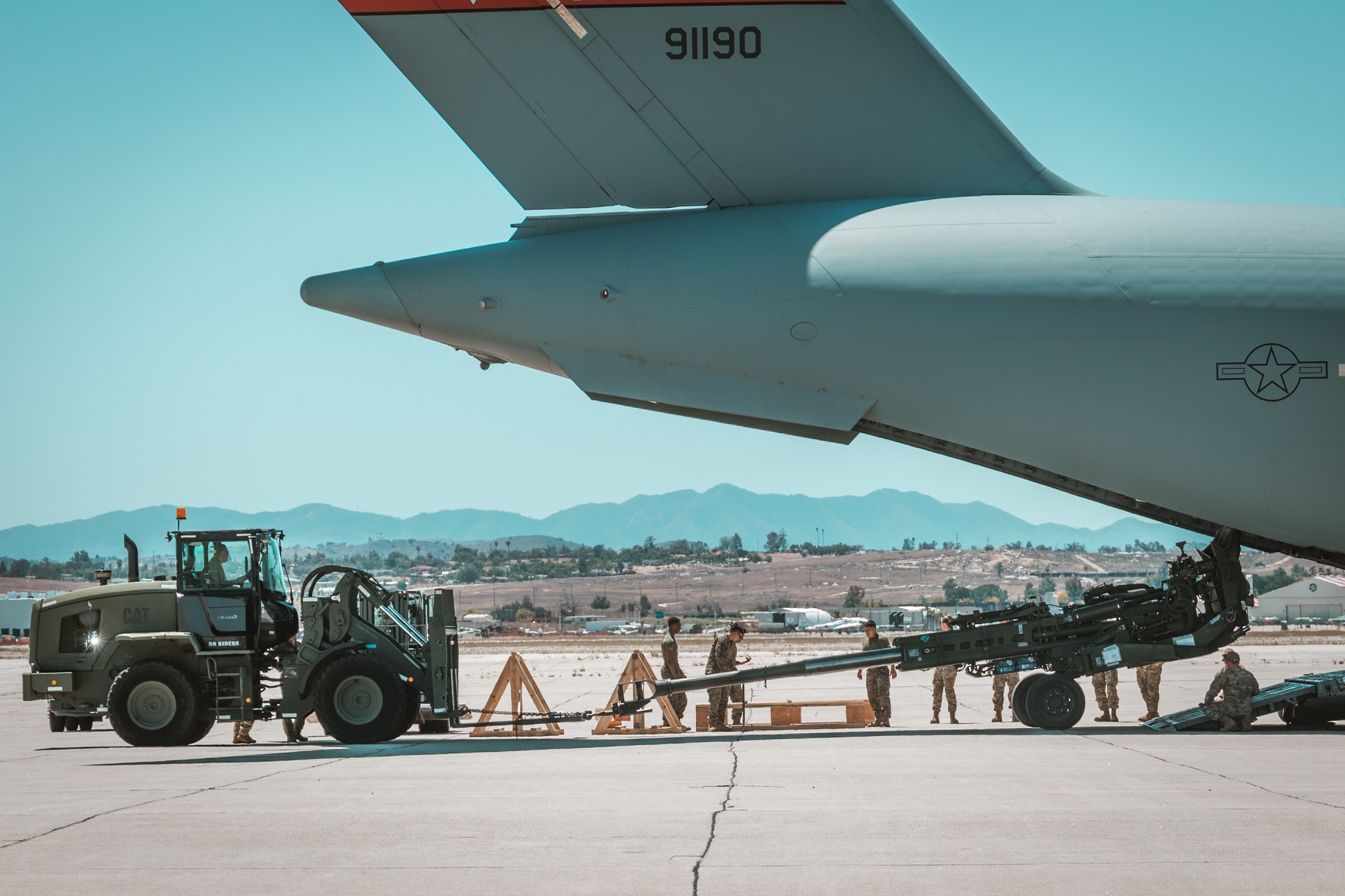 Gli Stati Uniti hanno inviato un altro lotto di obici M777 in Ucraina con il velivolo C-17 Globemaster III Gli Stati Uniti hanno inviato un altro lotto di obici M777 in Ucraina con il velivolo C-17 Globemaster III