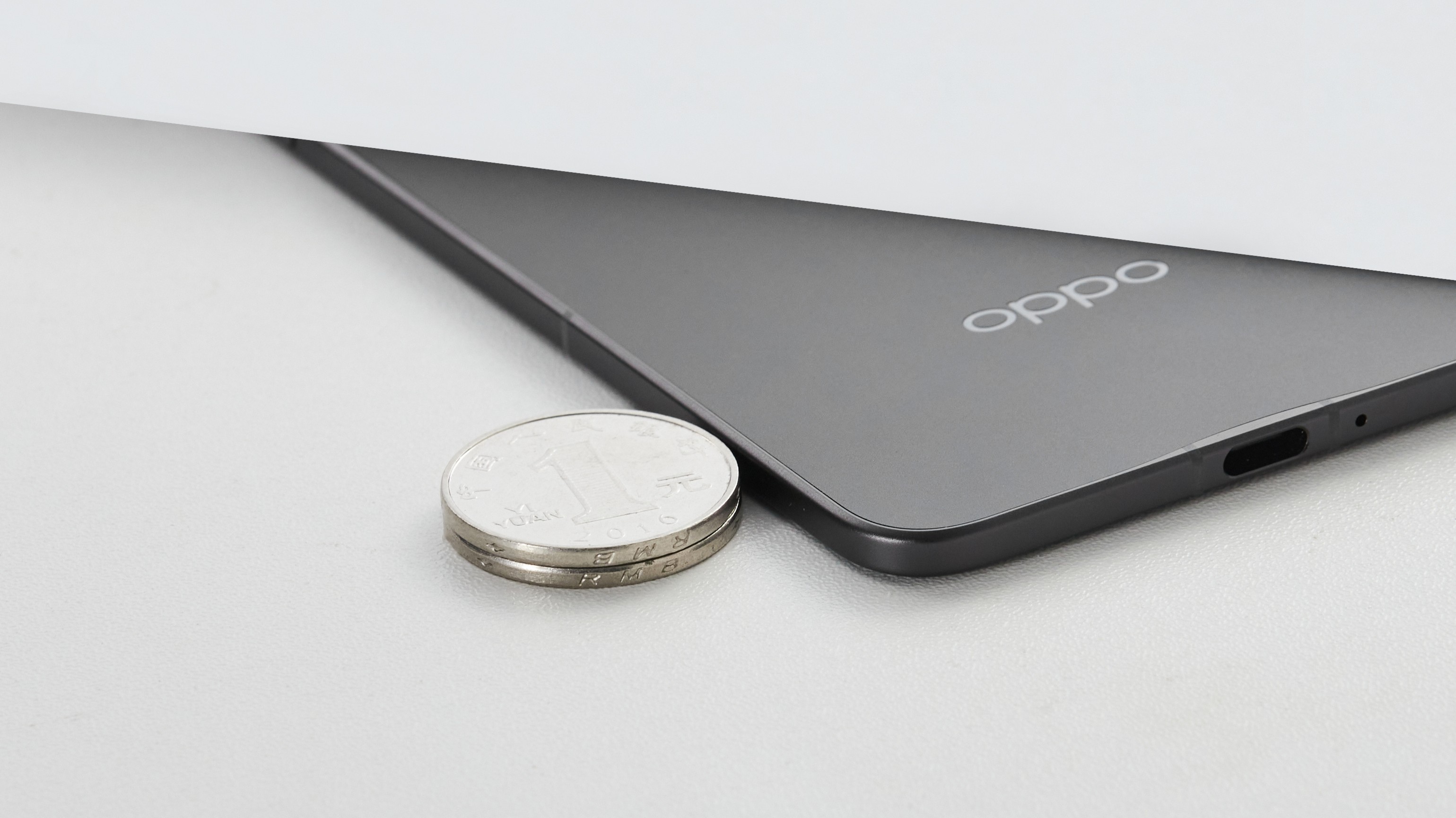 Esaminando le dimensioni dell'Oppo Find N5: quasi come due monete messe insieme! Gigante ultrasottile: l'Oppo Find N5 e il suo sorprendente spessore accanto alle monete