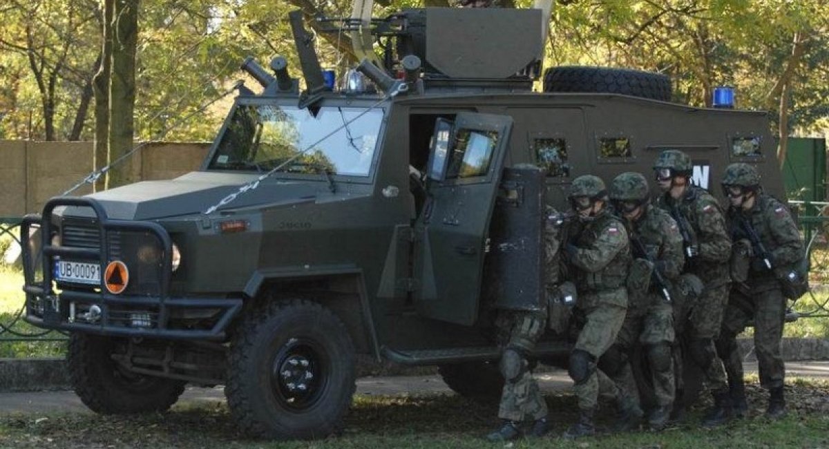 Le forze armate ucraine hanno mostrato il veicolo corazzato polacco AMZ Dzik al fronte Le forze armate ucraine hanno mostrato il veicolo corazzato polacco AMZ Dzik al fronte