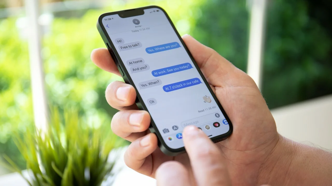 Con il rilascio di iOS 17, le chat di gruppo tra utenti Android e iOS miglioreranno, ma sembra solo per i possessori di iPhone. Con il rilascio di iOS 17, le chat di gruppo tra utenti Android e iOS miglioreranno, ma sembra solo per i possessori di iPhone.