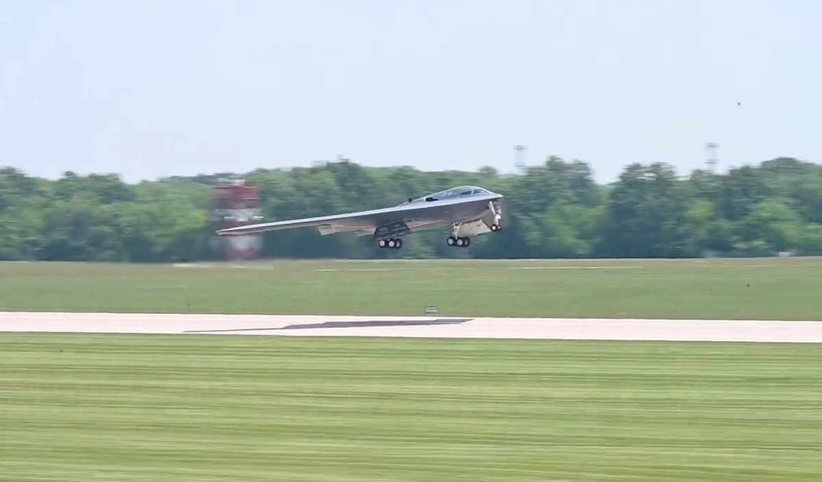 L'aeronautica statunitense rilascia il video del primo volo del bombardiere nucleare B-2 Spirit dopo quasi sei mesi di ritardo L'aeronautica statunitense rilascia il video del primo volo del bombardiere nucleare B-2 Spirit dopo quasi sei mesi di ritardo