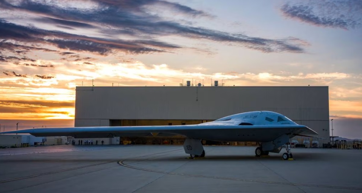 Northrop Grumman prevede di assegnare il suo primo contratto per la produzione di bombardieri nucleari B-21 Raider entro la fine del 2023. Northrop Grumman prevede di assegnare il suo primo contratto per la produzione di bombardieri nucleari B-21 Raider entro la fine del 2023.