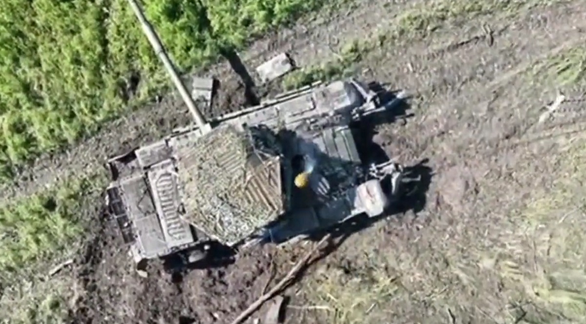Un drone ucraino brucia un carro armato russo T-72B aggiornato con una granata F-1 Un drone ucraino brucia un carro armato russo T-72B aggiornato con una granata F-1