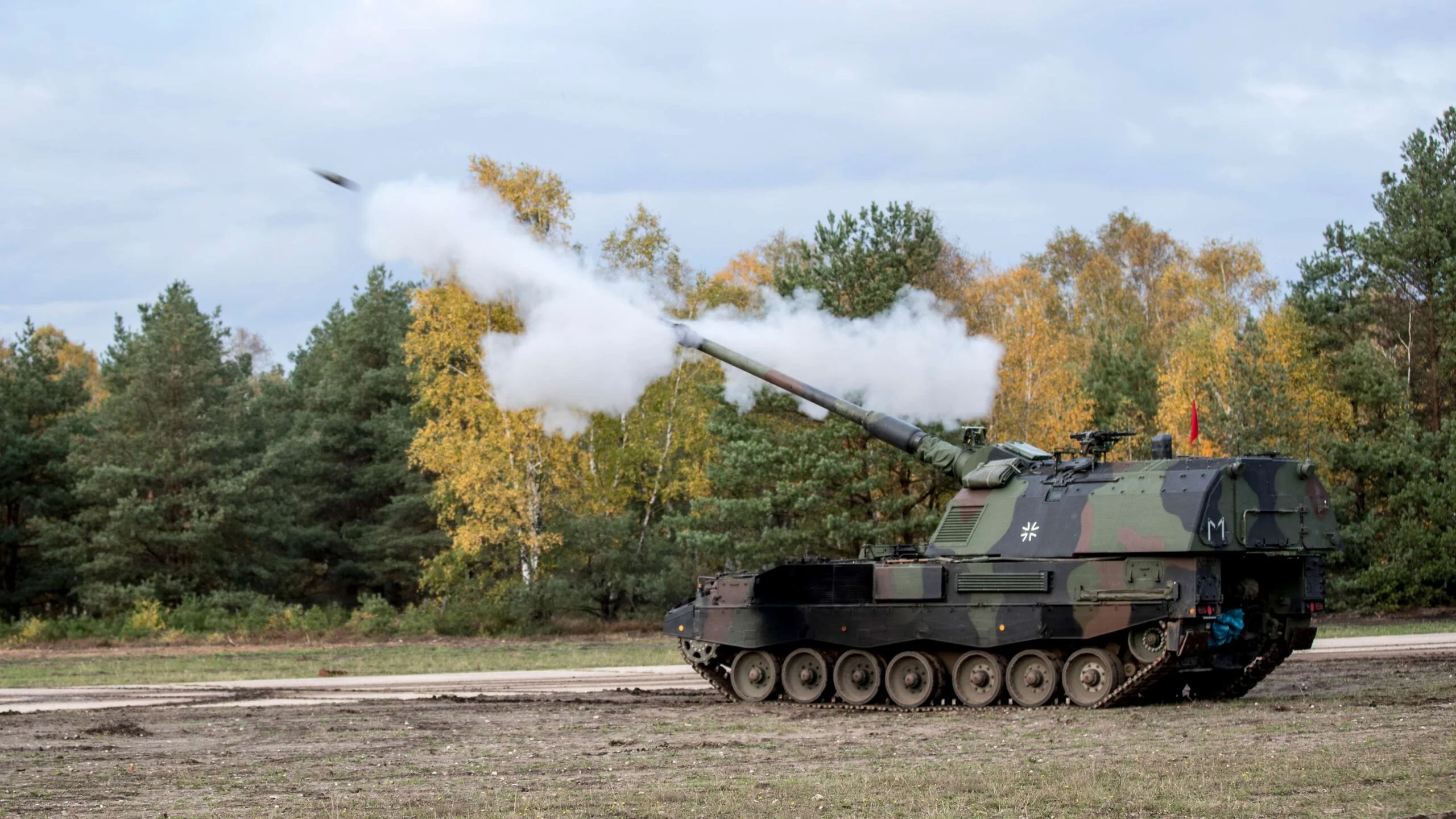 La Germania invierà all'Ucraina un nuovo lotto di sistemi di artiglieria Panzerhaubitze 2000, definiti tra i migliori obici da 155 mm al mondo. La Germania invierà all'Ucraina un nuovo lotto di sistemi di artiglieria Panzerhaubitze 2000, definiti tra i migliori obici da 155 mm al mondo.