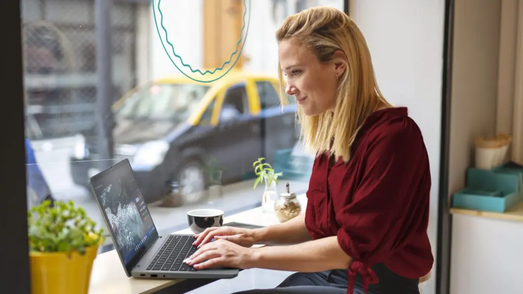 Lenovo ha presentato il nuovo IdeaPad Slim 3i Chromebook Plus con un prezzo a partire da 550 dollari. Lenovo ha presentato il nuovo IdeaPad Slim 3i Chromebook Plus con un prezzo a partire da 550 dollari.