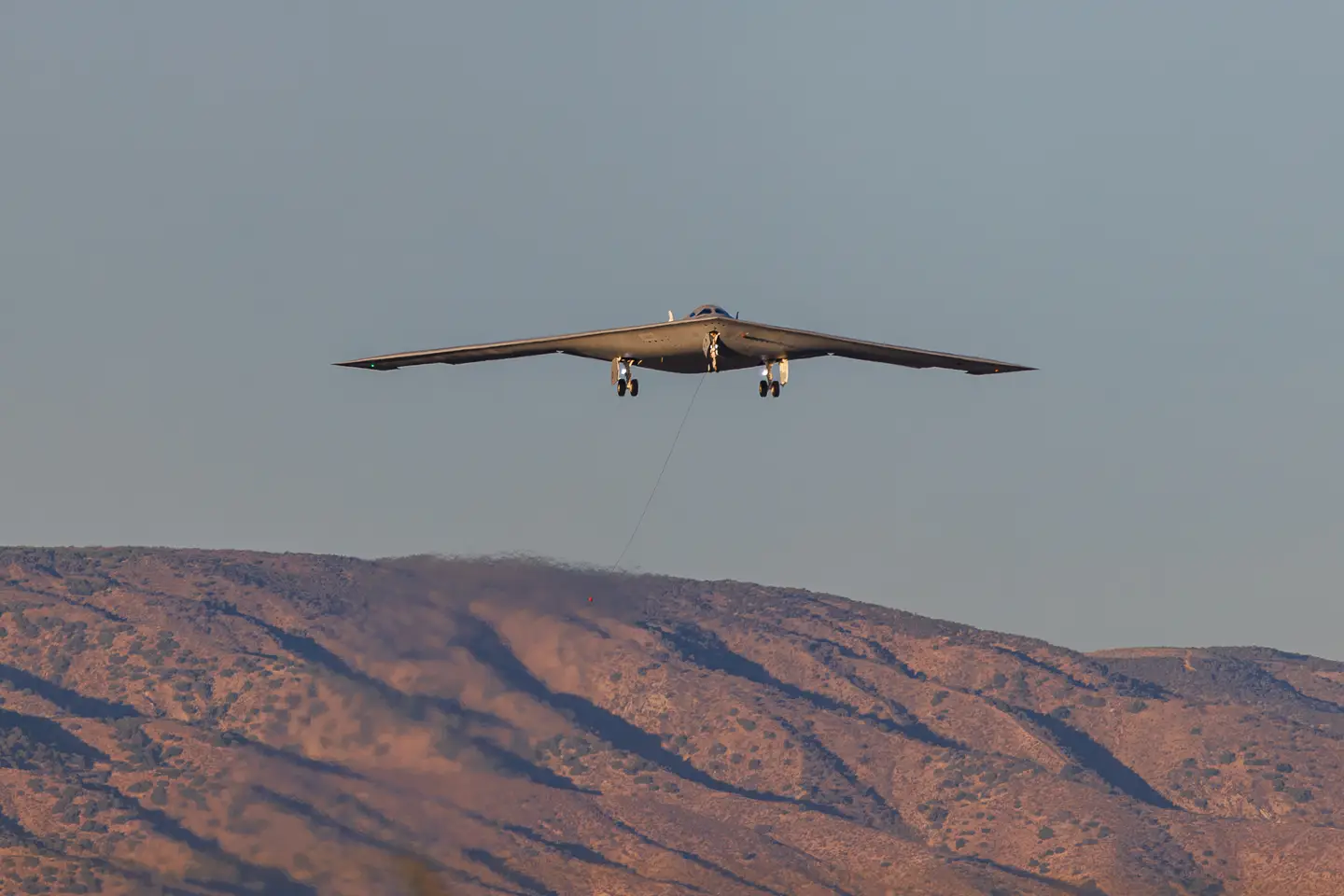 L'aeronautica militare statunitense ha confermato ufficialmente il successo del volo di un bombardiere nucleare B-21 Raider alla base di Edwards. L'aeronautica militare statunitense ha confermato ufficialmente il successo del volo di un bombardiere nucleare B-21 Raider alla base di Edwards.