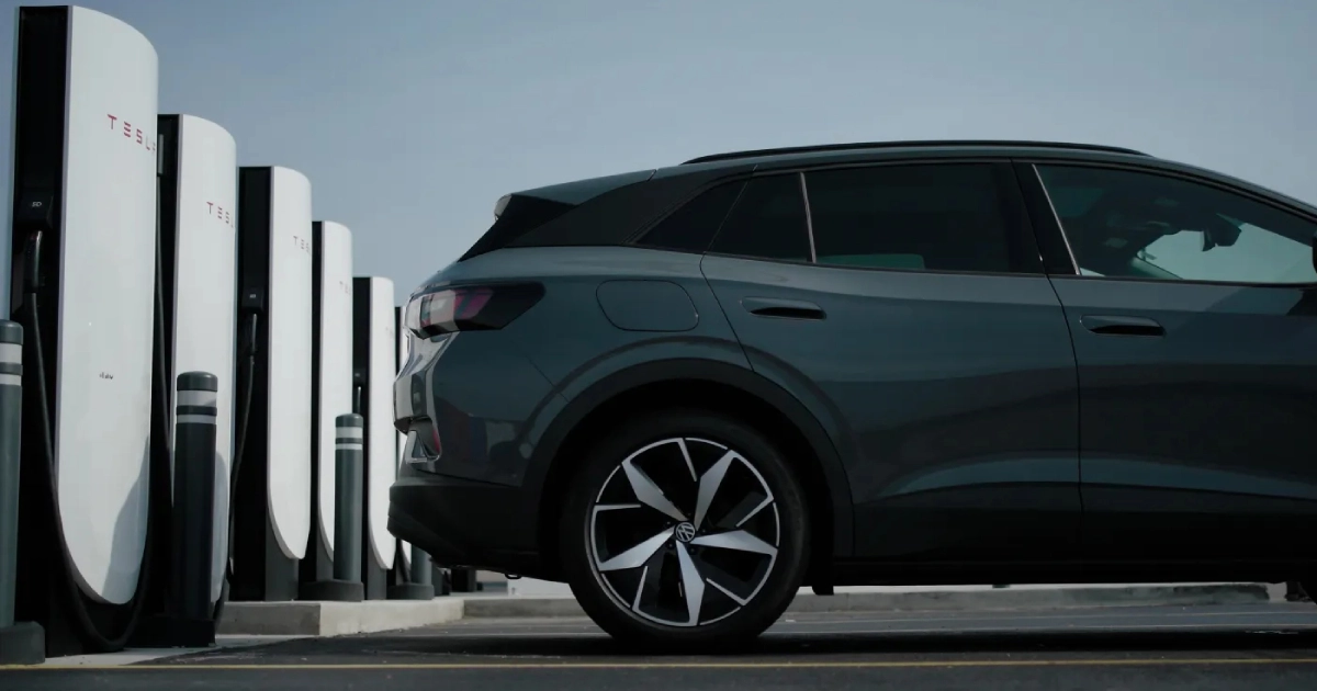 Auto elettrica Volkswagen ricaricata alla stazione Tesla Supercharger