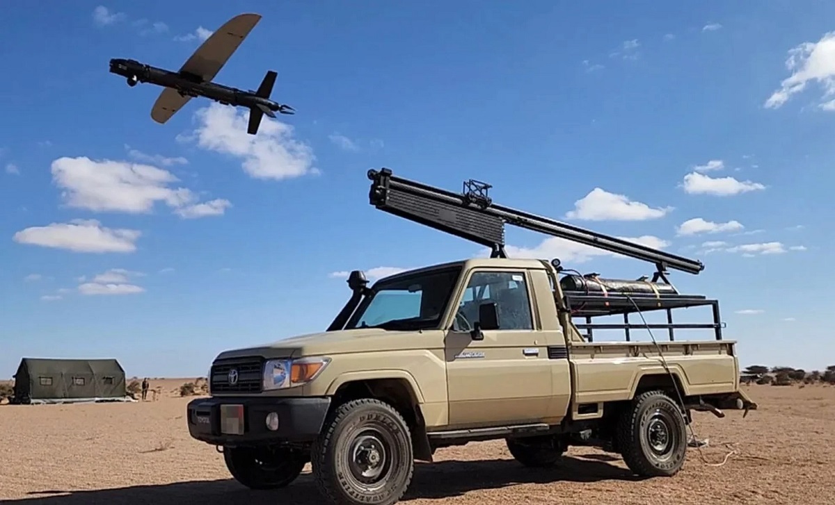 BlueBird ha presentato il drone kamikaze SpyX con una testata da 2,5 kg, una velocità fino a 150 km/h e un raggio di lancio fino a 50 km.