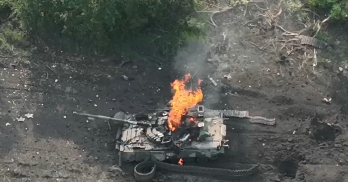 Le forze armate ucraine distruggono un altro carro armato russo T-80BV Le forze armate ucraine distruggono un altro carro armato russo T-80BV