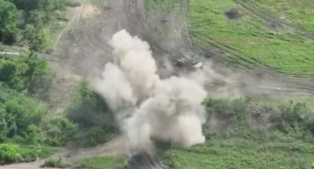 Le forze armate ucraine sparano con l'artiglieria contro un convoglio di carri armati russi