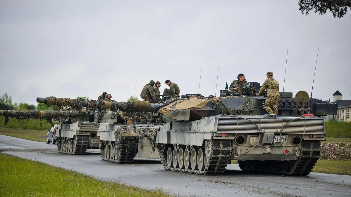 Le forze armate ucraine mostrano l'evacuazione di un carro armato Leopard 2A6 danneggiato utilizzando un veicolo di riparazione Bergepanzer 3