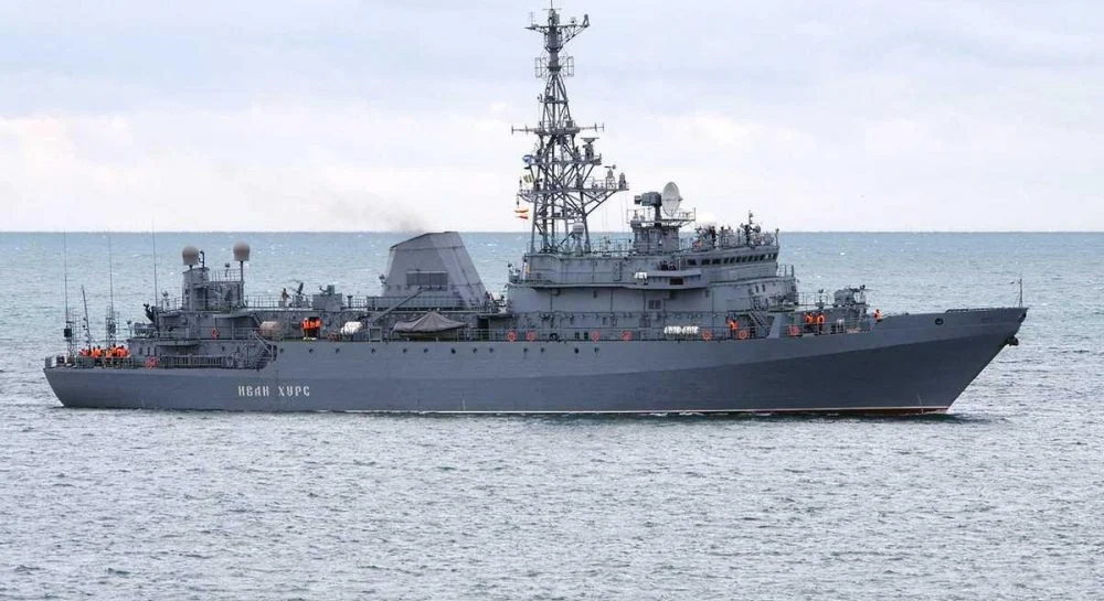 Sconosciuto drone kamikaze marittimo attacca la prima nave russa di ricognizione delle comunicazioni Ivan Khurs nel Mar Nero Sconosciuto drone kamikaze marittimo attacca la prima nave russa di ricognizione delle comunicazioni Ivan Khurs nel Mar Nero