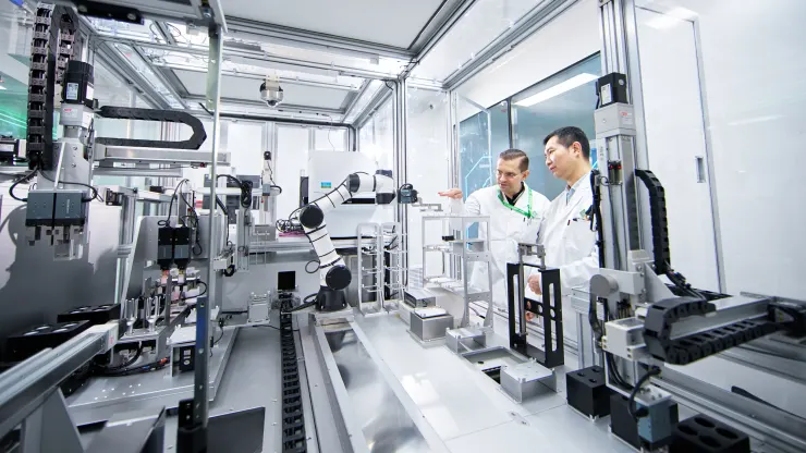 Il primo farmaco completamente progettato dall'intelligenza artificiale entra in sperimentazione clinica sull'uomo