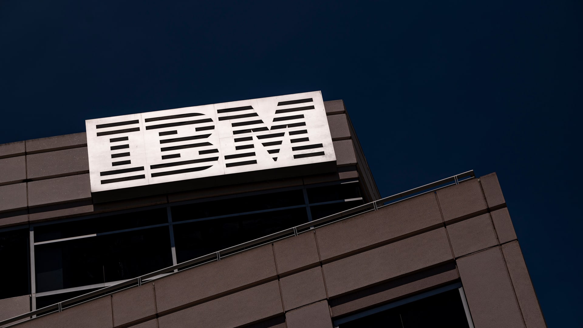 Il CEO di IBM ritiene che l'intelligenza artificiale avrà un impatto soprattutto sui posti di lavoro dei colletti bianchi, ma non li sostituirà Il CEO di IBM ritiene che l'intelligenza artificiale avrà un impatto soprattutto sui posti di lavoro dei colletti bianchi, ma non li sostituirà