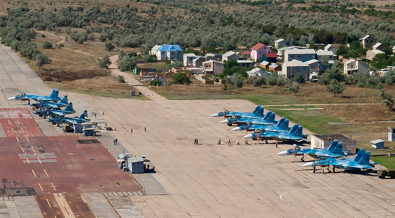 Potenti esplosioni hanno tuonato nella base aerea russa in Crimea: c'erano più di 20 aerei nell'aeroporto