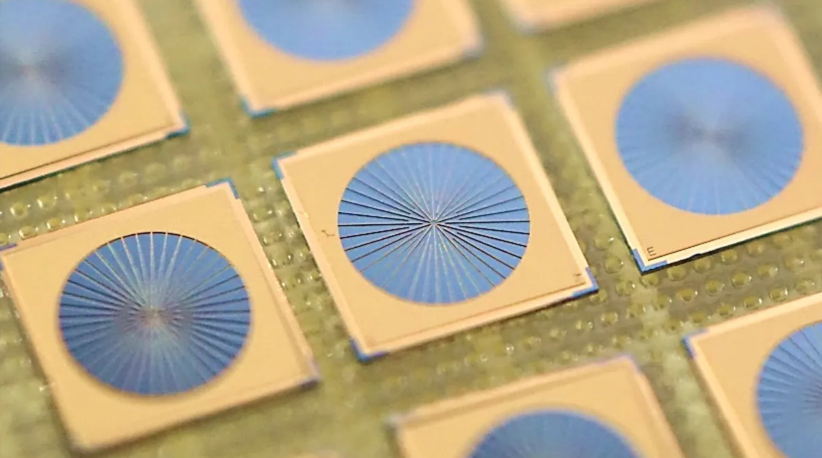 Ingegneri giapponesi aumentano di 10 volte la potenza del laser a semiconduttore per tagliare il metallo Ingegneri giapponesi aumentano di 10 volte la potenza del laser a semiconduttore per tagliare il metallo