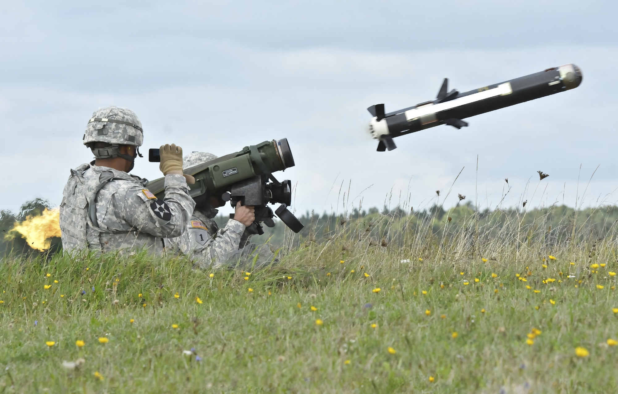26.500 sistemi anticarro Javelin, 1.400 sistemi antiaerei Stinger, 108 obici, 50 milioni di proiettili, centinaia di veicoli corazzati ed elicotteri: gli Stati Uniti hanno trasferito assistenza militare all'Ucraina per 4,6 miliardi di dollari 26.500 sistemi anticarro Javelin, 1.400 sistemi antiaerei Stinger, 108 obici, 50 milioni di proiettili, centinaia di veicoli corazzati ed elicotteri: gli Stati Uniti hanno trasferito assistenza militare all'Ucraina per 4,6 miliardi di dollari