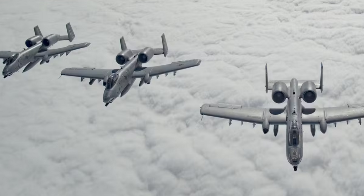 Gli aerei d'attacco statunitensi A-10 Thunderbolt II arrivano nel Regno Unito per l'esercitazione Defender 23 Gli aerei d'attacco statunitensi A-10 Thunderbolt II arrivano nel Regno Unito per l'esercitazione Defender 23