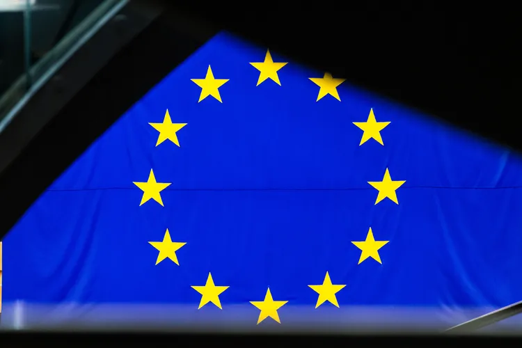 Le aziende europee sostengono che la legge UE sull'intelligenza artificiale minaccia la sovranità tecnologica