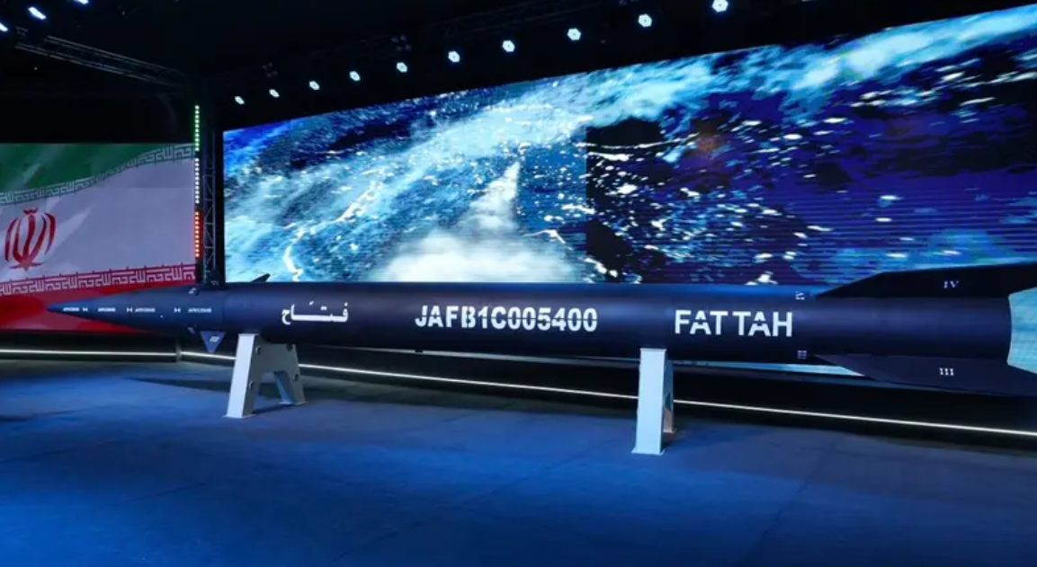 L'Iran presenta il missile balistico ipersonico FATTAH con una velocità massima di oltre 17.000 km/h e una gittata fino a 1.400 km