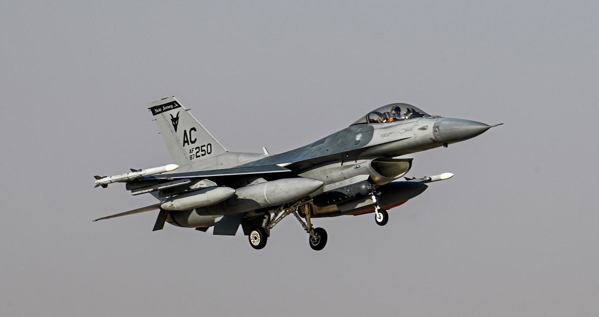 I caccia americani F-16 Fighting Falcon sono arrivati dagli Stati Uniti in Medio Oriente I caccia americani F-16 Fighting Falcon sono arrivati dagli Stati Uniti in Medio Oriente