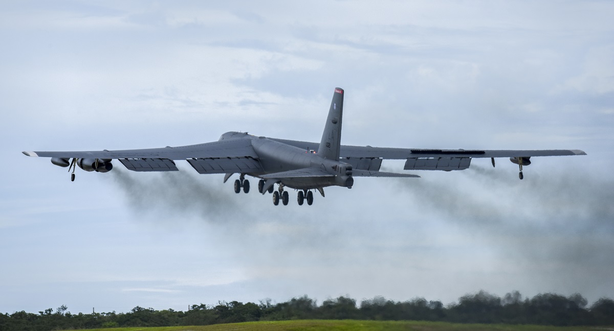 Un caccia cinese J-11 ha volato a meno di tre metri da un bombardiere nucleare statunitense B-52H Stratofortress Un caccia cinese J-11 ha volato a meno di tre metri da un bombardiere nucleare statunitense B-52H Stratofortress