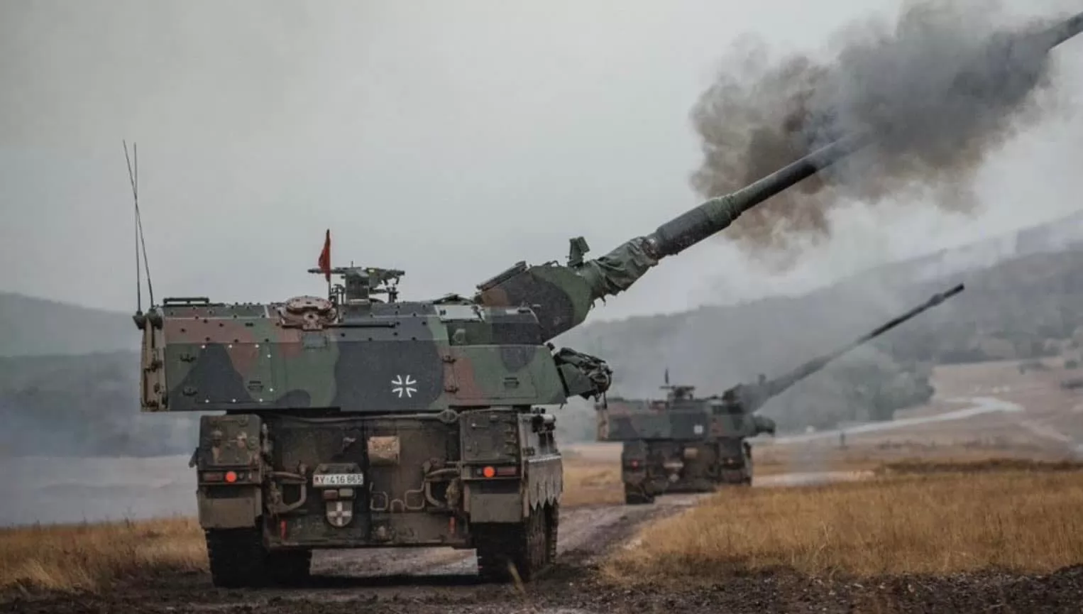 Panzerhaubitze 2000 distrugge l'equipaggiamento russo con un proiettile "intelligente" ad alta precisione SMArt 155 (video) Panzerhaubitze 2000 distrugge l'equipaggiamento russo con un proiettile "intelligente" ad alta precisione SMArt 155 (video)