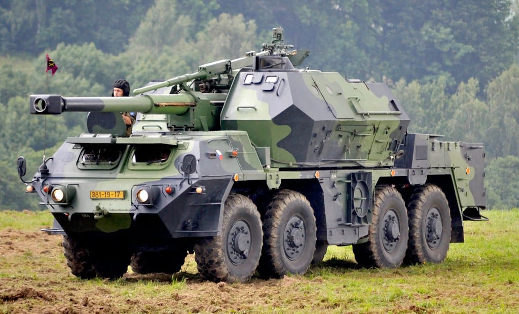Le forze armate hanno dimostrato il lavoro del DANA ACS da 152 mm Le forze armate hanno dimostrato il lavoro del DANA ACS da 152 mm
