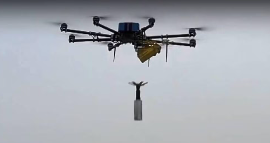 Le Forze armate ucraine sono recentemente riuscite a distruggere quattro pezzi di equipaggiamento militare russo in una sola volta. Per farlo è stato utilizzato il drone R18.