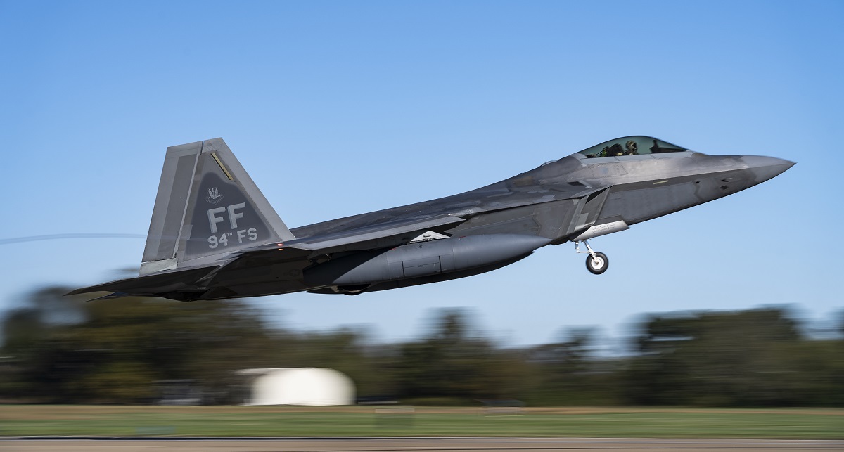 Gli Stati Uniti spostano l'F-22 Raptor in Medio Oriente per il comportamento poco professionale degli aerei russi che volano con i missili sopra le basi americane