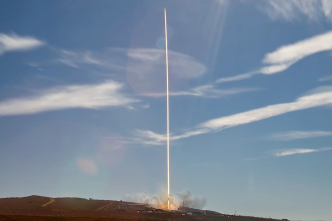 Falcon 9: Un nuovo balzo verso le stelle da Vandenberg