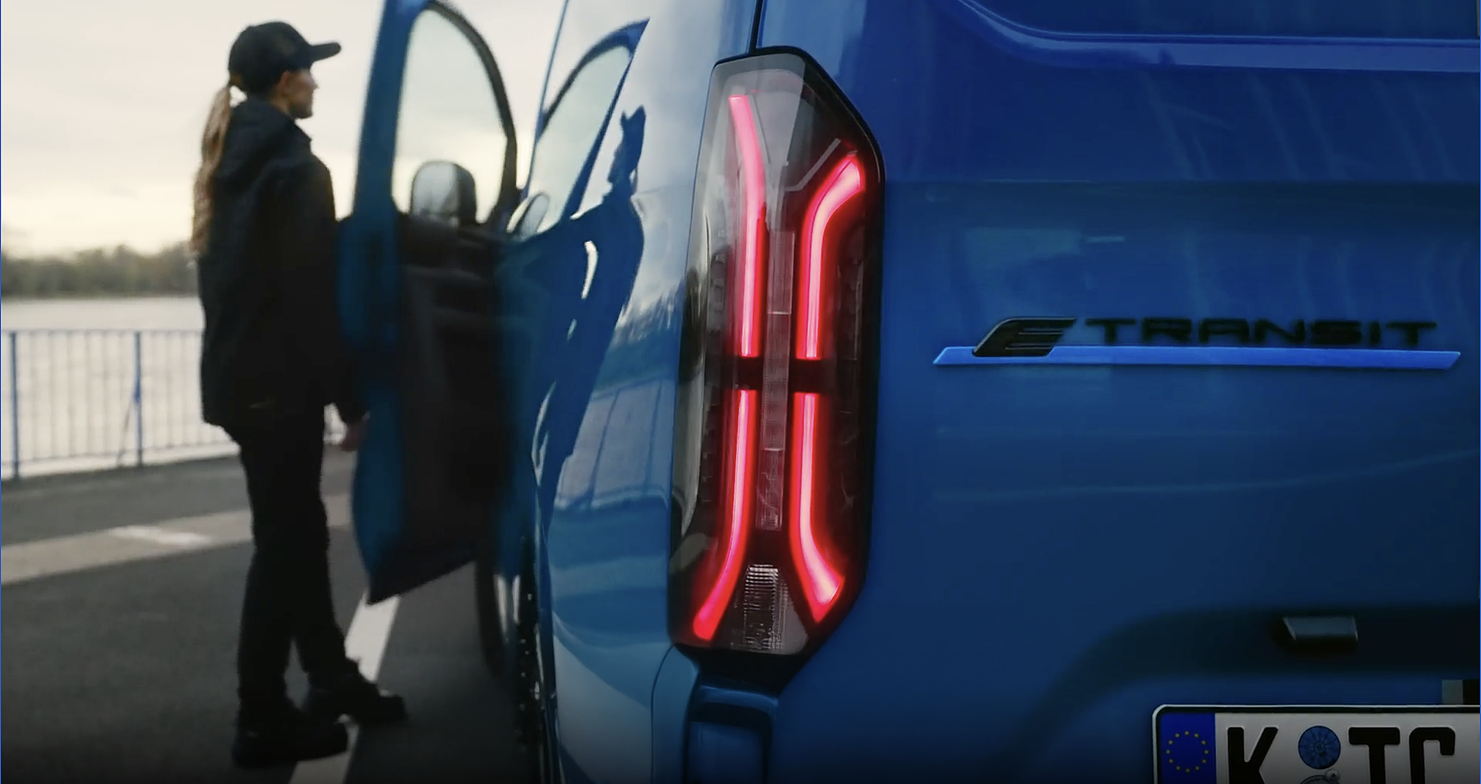 Carica! L'innovativa tecnologia dietro l'E-Transit di Ford. Ford E-Transit: Aprire la strada alla mobilità urbana sostenibile