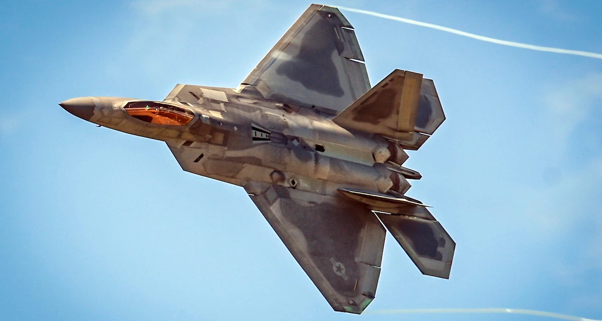 L'aeronautica militare statunitense non è in grado di mandare in pensione 32 vecchi caccia F-22 Raptor per risparmiare miliardi di dollari