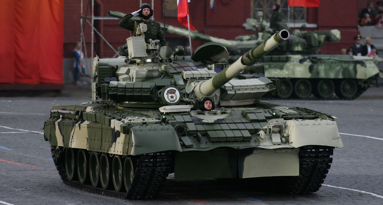 Le forze armate ucraine hanno colpito due carri armati russi T-80BV Le forze armate ucraine hanno colpito due carri armati russi T-80BV