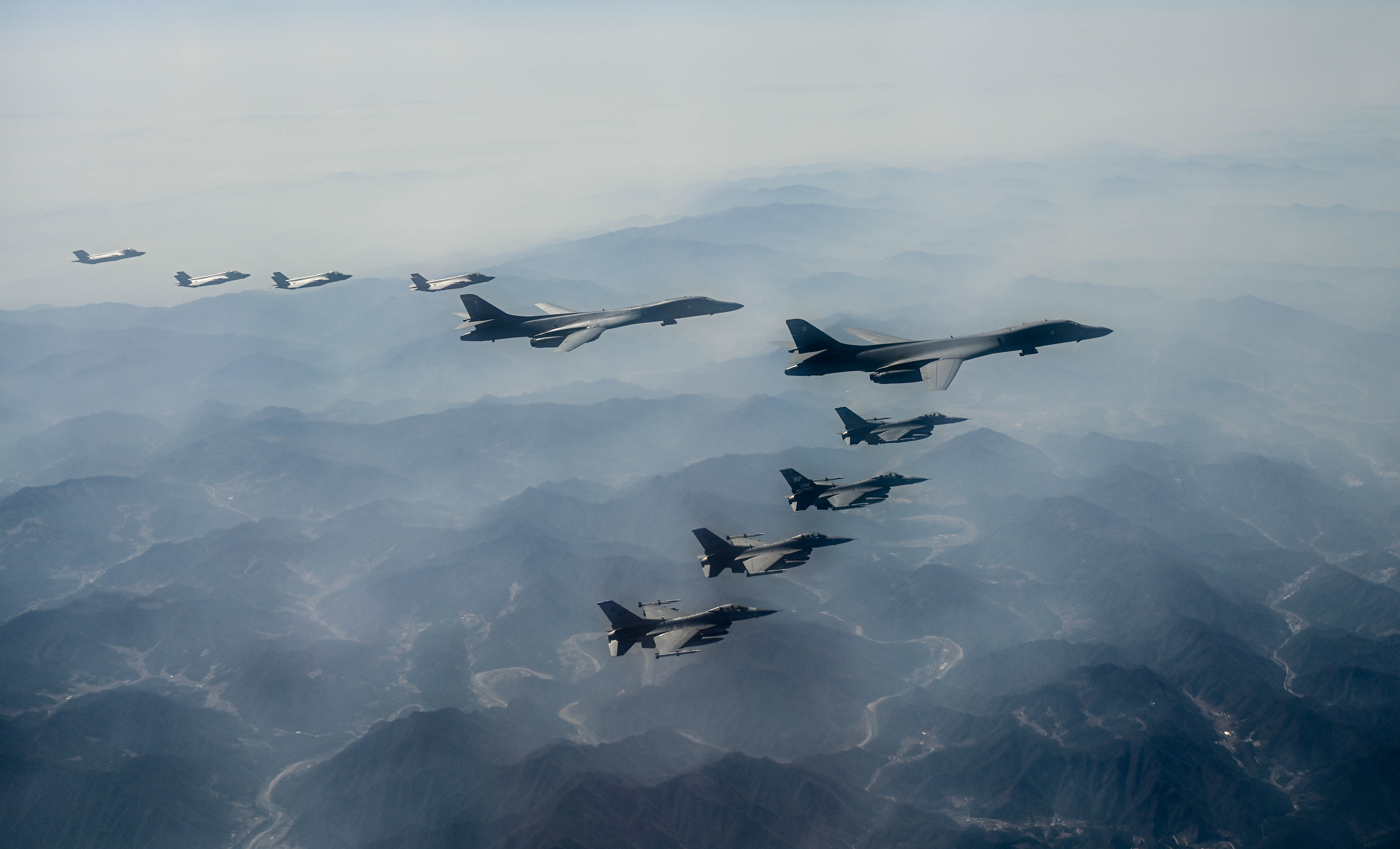 I bombardieri strategici supersonici B-1B Lancer partecipano all'esercitazione in Corea del Sud per la quarta volta da inizio 2023