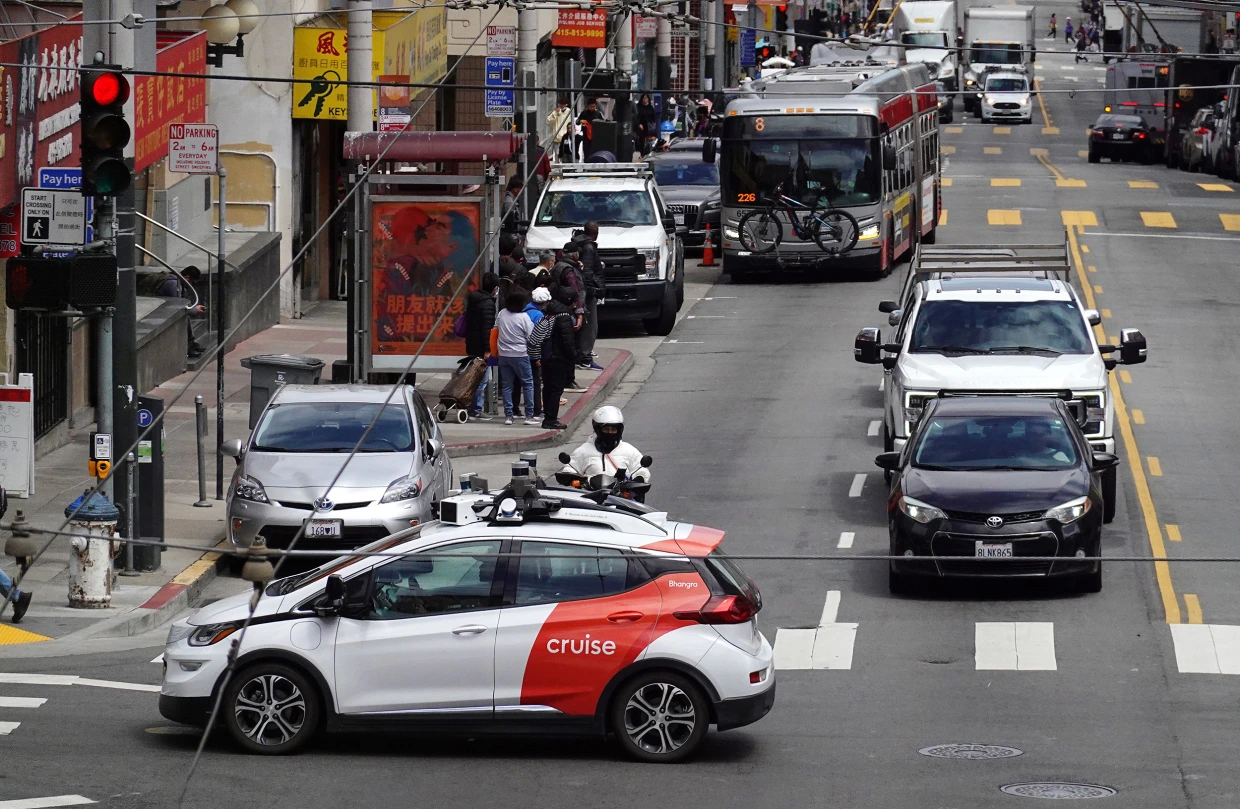 Il video virale di un taxi robot "spericolato" a San Francisco provoca una tempesta di indignazione
