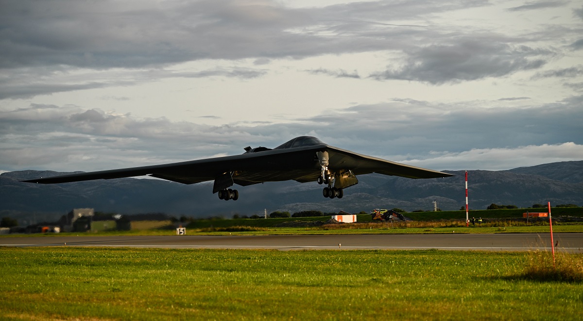 Il bombardiere nucleare statunitense B-2 Spirit è atterrato nell'Europa continentale per la prima volta nella storia Il bombardiere nucleare statunitense B-2 Spirit è atterrato nell'Europa continentale per la prima volta nella storia